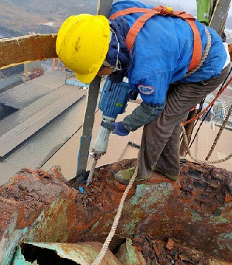 烟囱人工拆除前的施工布置